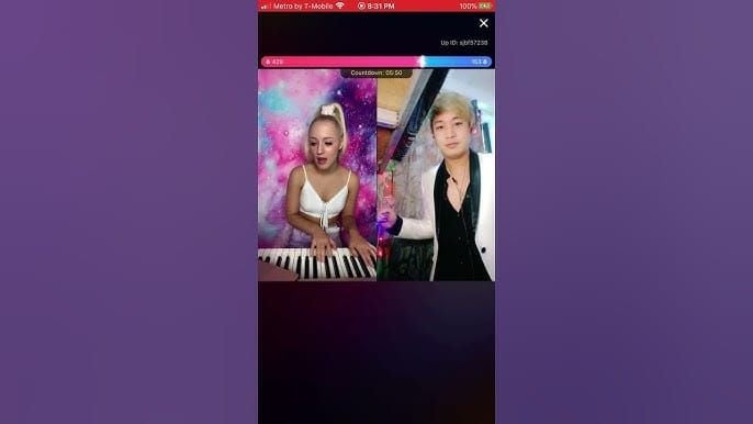 Активная PK-битва Uplive, показывающая вовлеченность в живой чат и взаимодействие с подарками во время цепочки событий