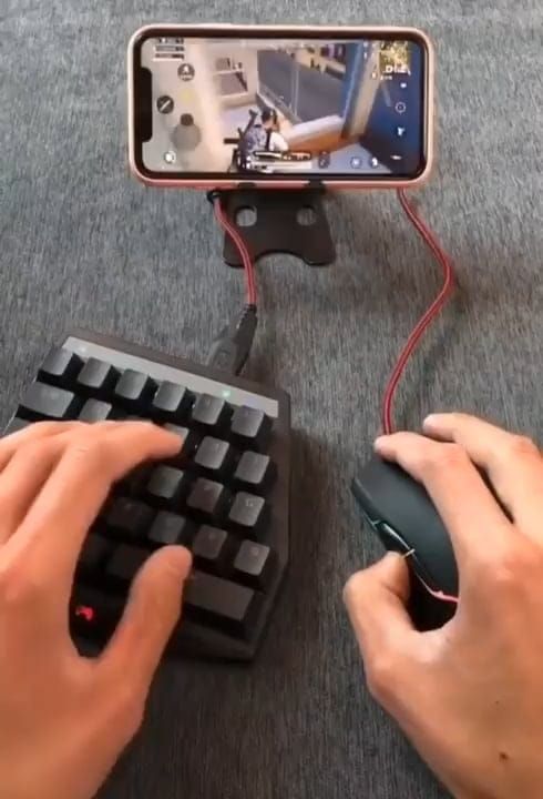 Сравнение методов управления PUBG Mobile, показывающее сенсорное управление на мобильном устройстве и настройку клавиатуры и мыши на ПК
