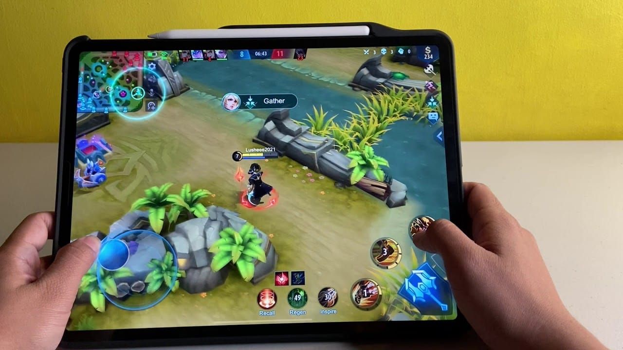 Сравнение расположения элементов управления Mobile Legends на планшете и телефоне