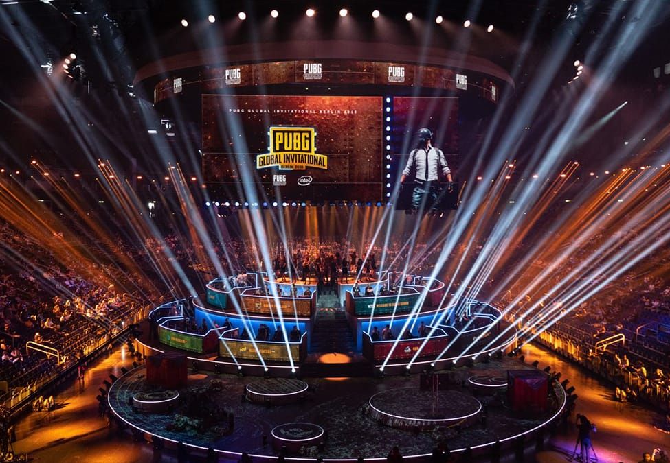 Обзор киберспортивной арены в обновлении PUBG Mobile 4.1, показывающий места проведения турниров на картах Эрангель и Ливик