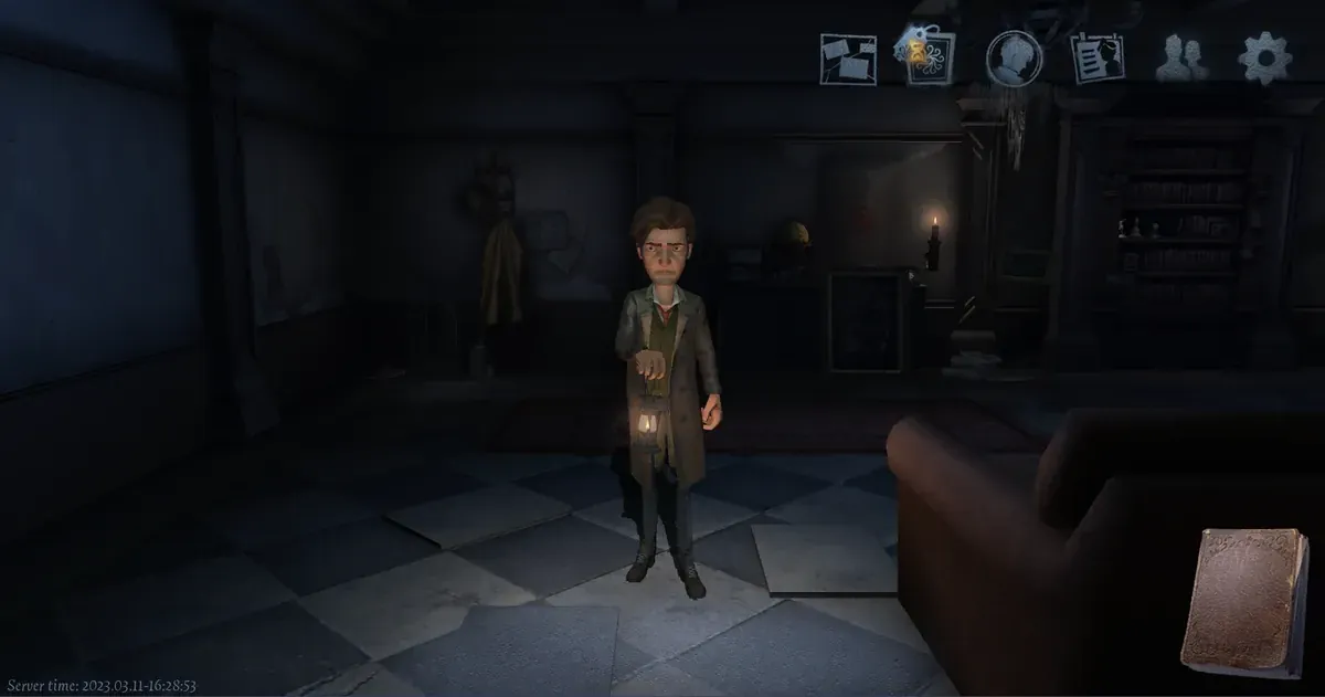 Интерфейс лобби совместной игры Identity V со статусом онлайн и ролями