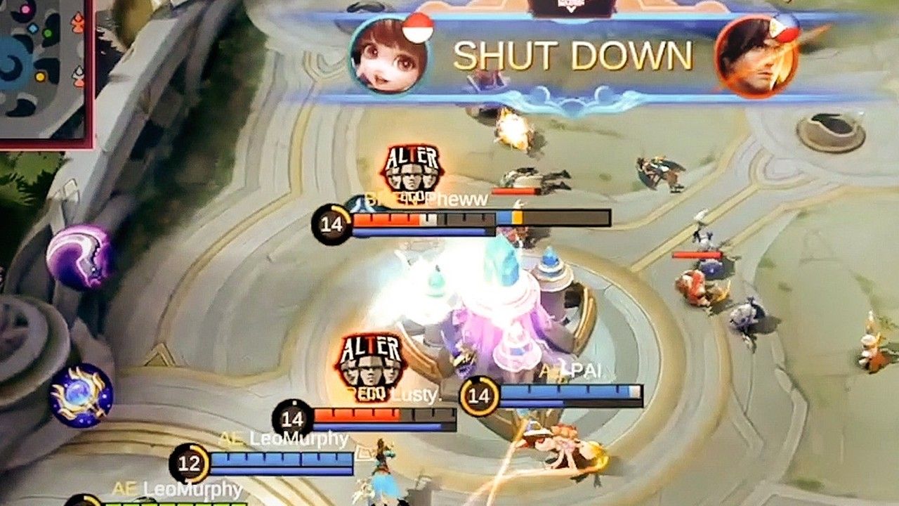 Командный бой у башни в Mobile Legends с использованием Зимнего жезла и перекрывающимися шкалами здоровья