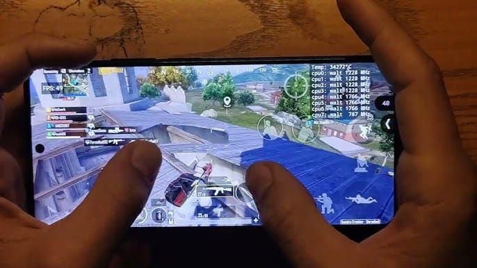 Thermal performance chart comparing OnePlus 12 and OnePlus 11 during PUBG Mobile gameplay
