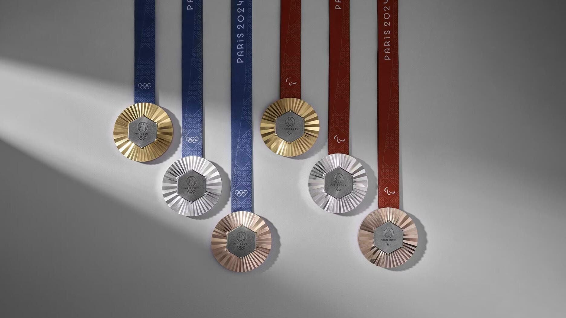 Comparison of different Chamet badge types including VIP, achievement, and exclusive badges