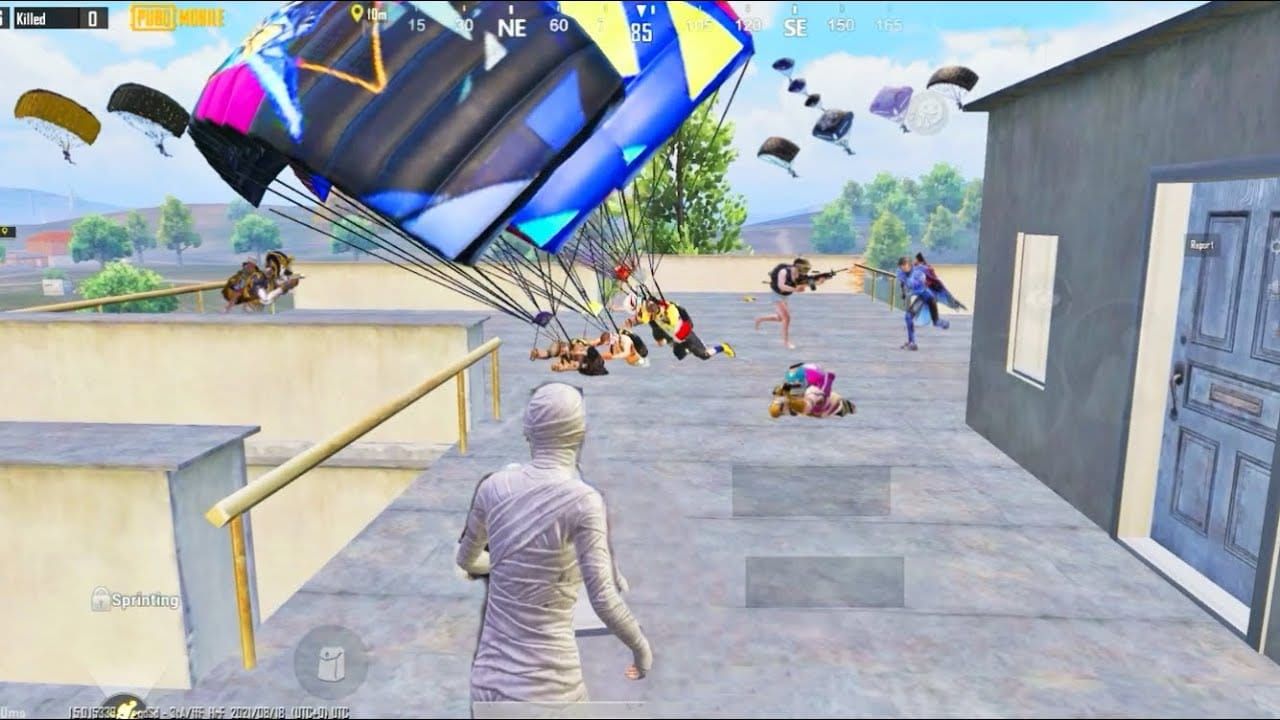Профессиональная команда PUBG Mobile, выполняющая скоординированную стратегию ротации с Волшебным зеркалом