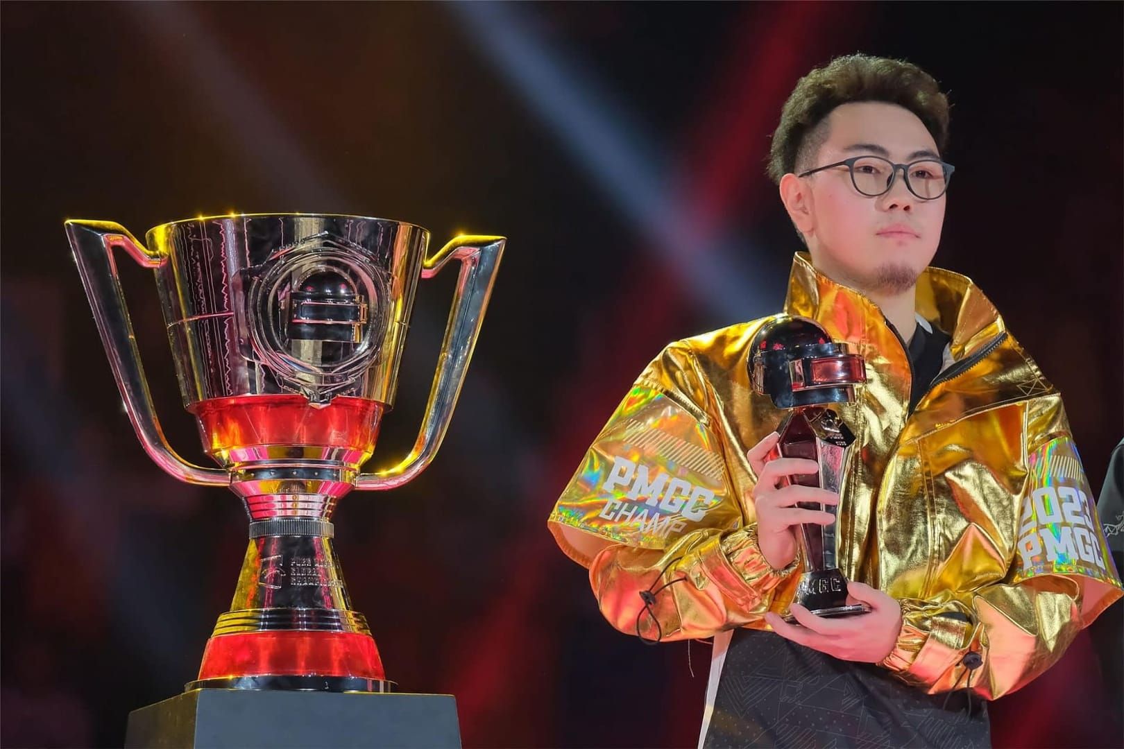 Интерфейс точки для чемпионских фото в PUBG Mobile, показывающий взаимодействие отряда и награды чемпионского набора